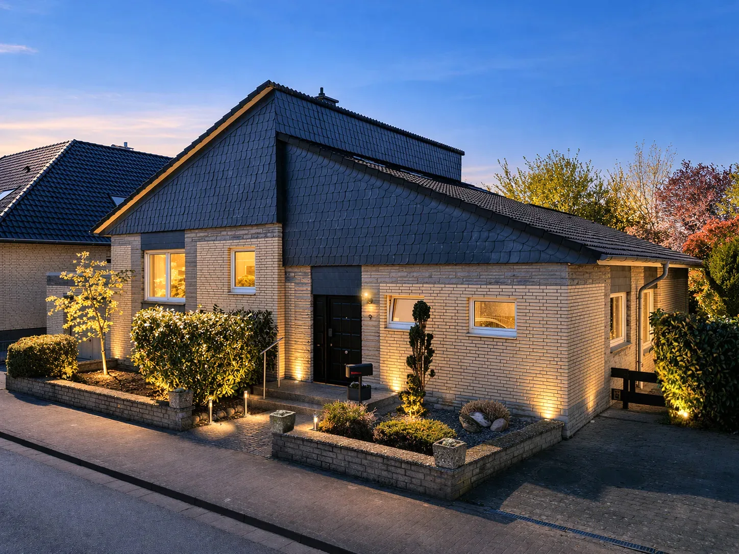 Mid-Century Architektur-Klassiker bei Dämmerung