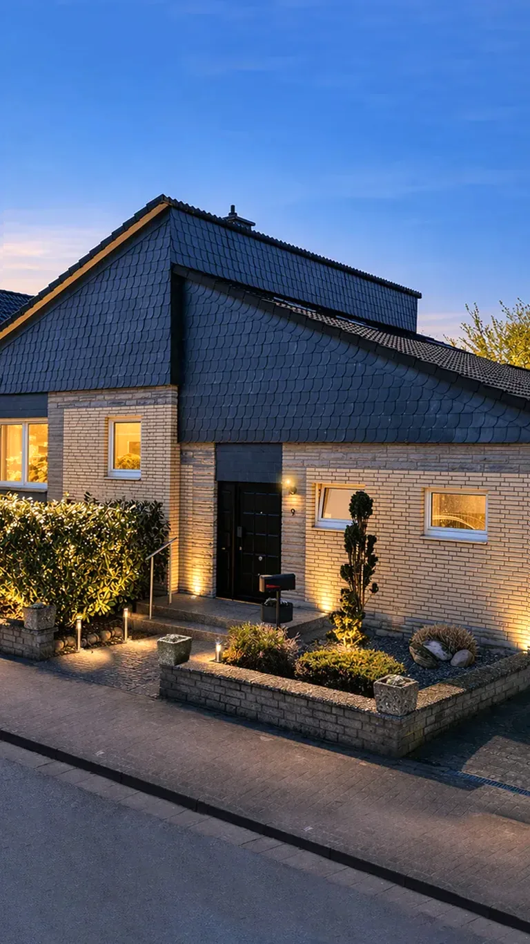 Mid-Century Architektur-Klassiker bei Dämmerung